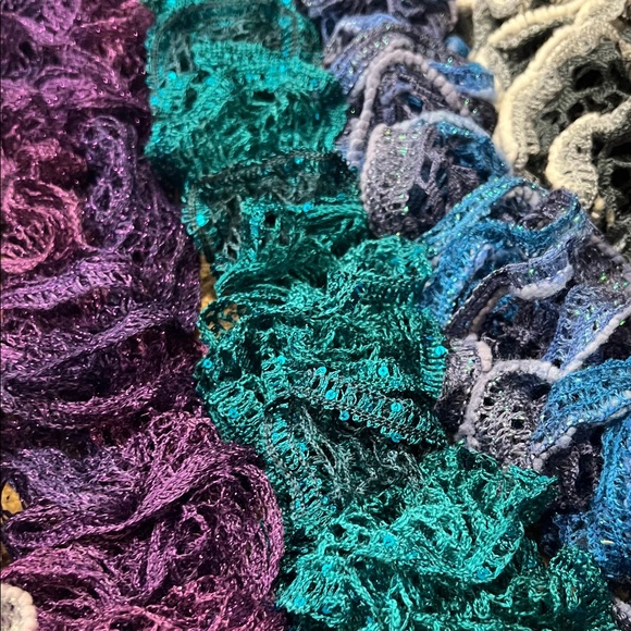 Colorful Ruffled Scarves Set - Picture 5 of 7